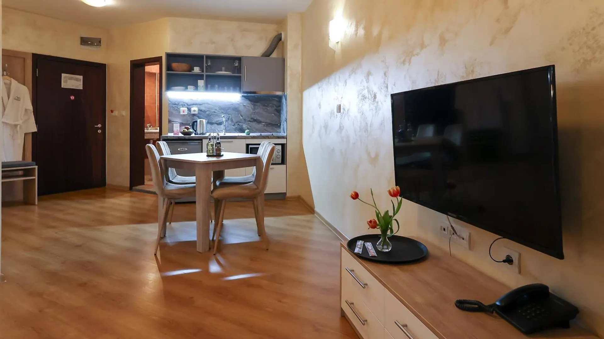 בנסקו Green Wood Hotel & Spa מלון דירות